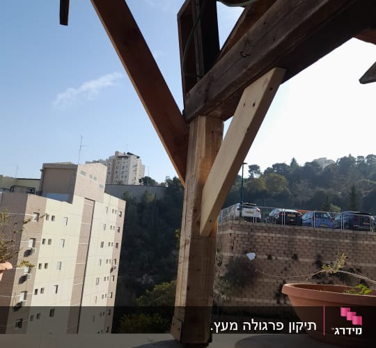 קורות עץ מחוברות במבנה גינה, עציץ חרס ריק